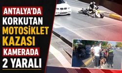 Antalya’da korkutan motosiklet kazası kamerada: 2 yaralı