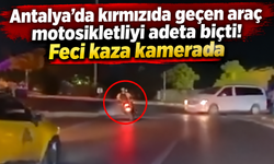 Antalya'da kırmızıda geçen araç motosikletliyi adeta biçti! Feci kaza kamerada