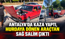 Antalya'da kaza yaptı, hurdaya dönen araçtan sağ salim çıktı