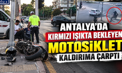 Antalya'da kırmızı ışıkta bekleyen motosiklet kaldırıma çarptı