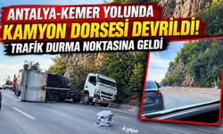 Antalya-Kemer yolunda kamyon dorsesi devrildi! Trafik durma noktasına geldi