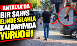 Antalya’da bir şahıs elinde silahla kaldırımda yürüdü!
