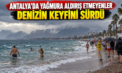 Antalya'da yağmura aldırış etmeyenler denizin keyfini sürdü