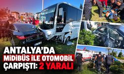 Antalya’da midibüs ile otomobil çarpıştı: 2 yaralı