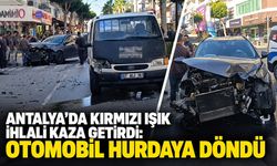 Antalya’da kırmızı ışık ihlali kaza getirdi: Otomobil hurdaya döndü