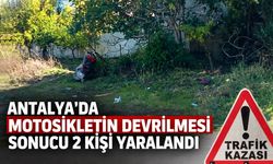 Antalya'da motosikletin devrilmesi sonucu 2 kişi yaralandı