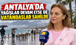 Antalya'da yağışlar devam etse de vatandaşlar sahilde