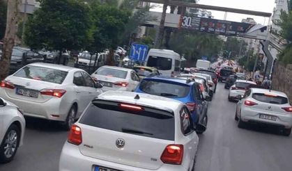 Antalya’da okullar açıldı, trafik yoğunluğu başladı.