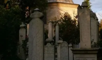 İlber Ortaylı’nın Ebedi İstirahatgahı Fatih Camii Haziresi Ziyaretçilerini Bekliyor