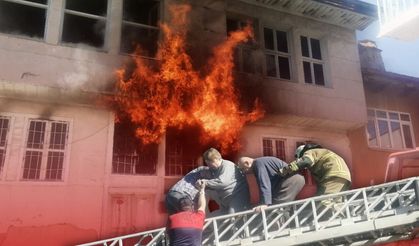 Isparta'da alevlerin sardığı evde can pazarı!