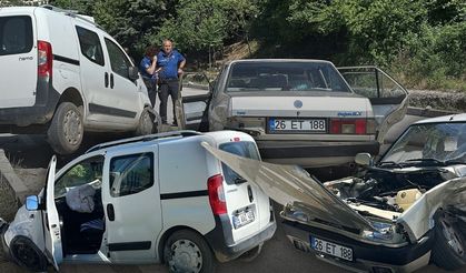 Burdur'da otomobil ile hafif ticari araç çarpıştı: 5 yaralı