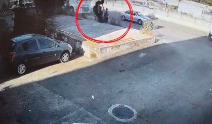 Motosikletle yoldan çıkıp duvara çarptı! Feci ölümlü kaza kamerada