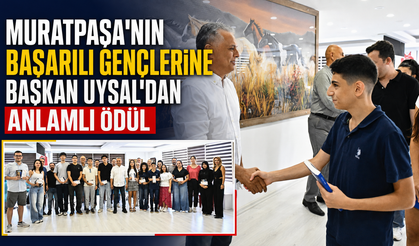 Muratpaşa'nın başarılı gençlerine başkan Uysal'dan anlamlı ödül