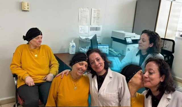 Ses telleri felç olan kadını Antalya'da kızı iyileştirdi!