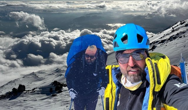 Ağrı Dağı'nın zirvesine tek başına ulaştı