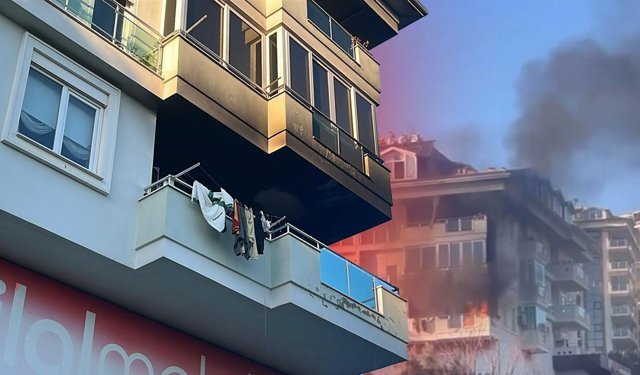 Antalya'da dumanlar yükseldi: Apartmanda çıkan yangın korkuttu!