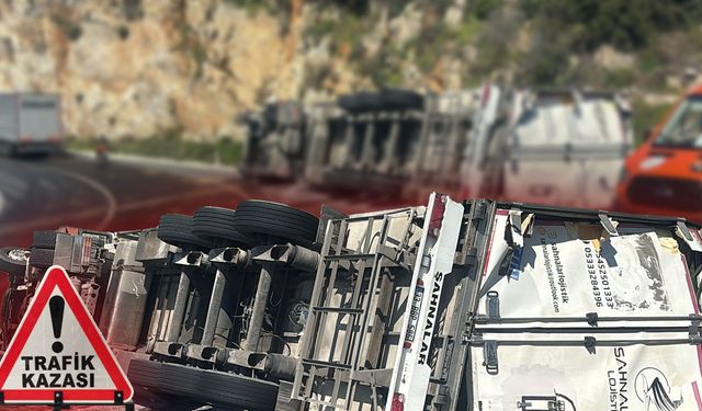 Antalya'da muz yüklü TIR devrildi: Trafik aksadı!
