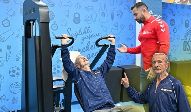 Antalya'da 'süper dede' gençlere taş çıkartıyor!