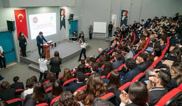 Antalya'da gençler dünya gündemini tartışıyor!