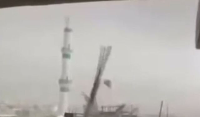 Fırtınada cami minaresi yıkıldı: O anlar kamerada!