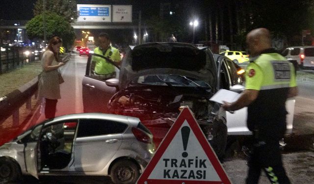Antalya’da otomobil hurdaya döndü: Sürücü kazayı yara almadan atlattı