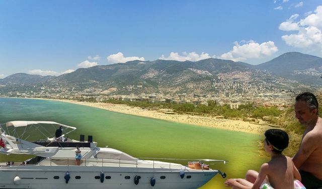 Alanya’da sıcaktan bunalan sahillere koştu!