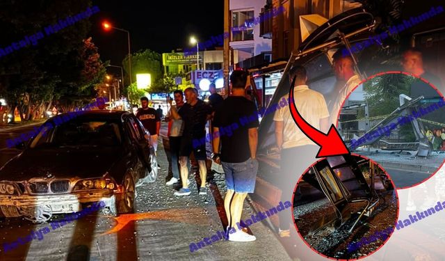 Antalya'da otomobil otobüs durağına daldı!