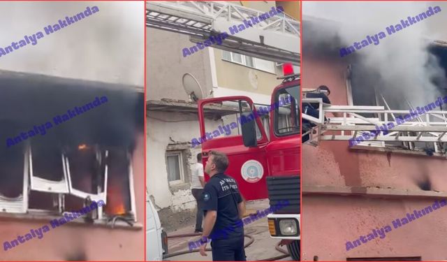 Antalya'da iki katlı ev yandı! İşte o anlar