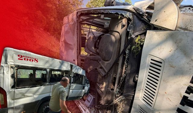 Burdur'da tarlaya uçan minibüste 8 kişi yaralandı!