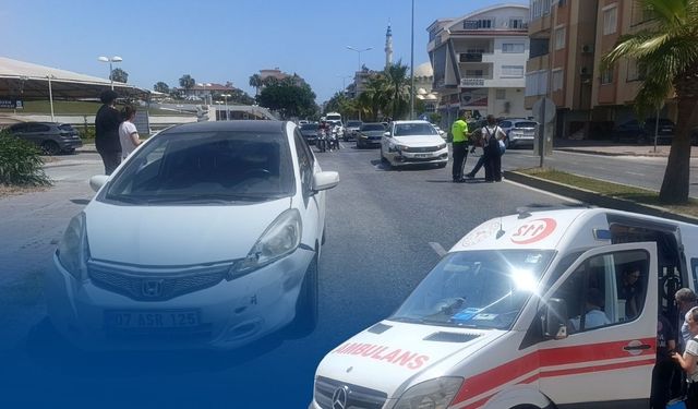 Antalya'da kavşak kazası! Otomobiller çarpıştı, iki yaralı