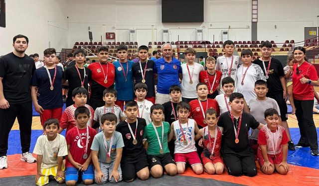 Kepez Belediyesi Spor Kulübü güreşçilerinden madalya yağmuru