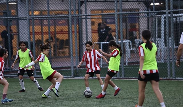Büyükşehir Futbol Akademisi yaz döneminde gençleri eğitiyor