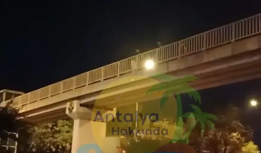 Antalya Gazi Bulvarı’nda Üst Geçitte İntihar Girişimi: Motokurye Genci Kurtardı