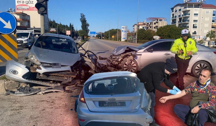 Antalya Serik'te otomobiller çarpıştı!