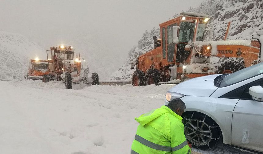 Antalya Akseki'de kar yağışı: Kar kalınlığı 10 santimetreye ulaştı