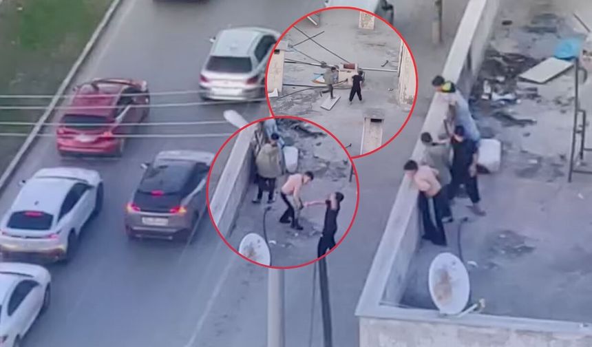 Antalya’da çocuklar çatıdan araçları taşladı!