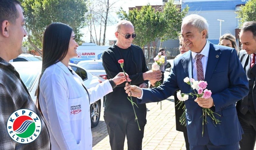 8 Mart'ta Kepez Belediyesi'nde görev yapan kadın çalışanlar unutulmadı