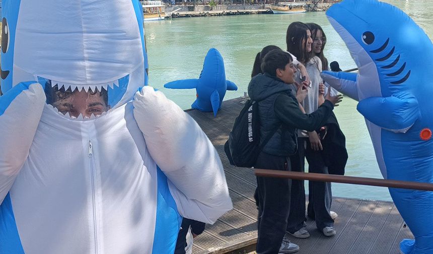 Antalya'da renkli görüntü: Köpek balığı kostümlü genç ilgi odağı oldu