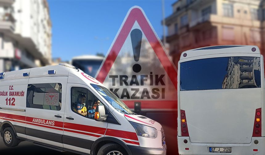Antalya'da midibüs ile motosiklet çarpıştı: Bir kişi hastaneye kaldırıldı