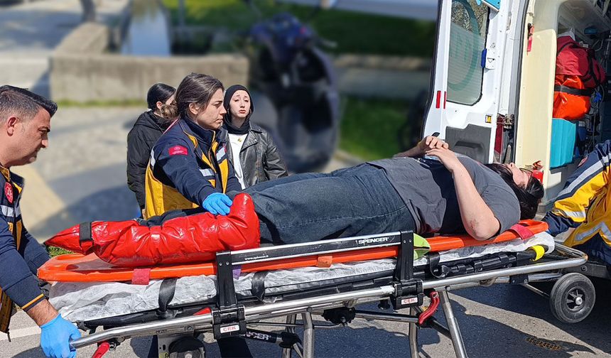 Antalya'da kavşakta korkutan kaza: Motosiklet sürücüsü yaralandı