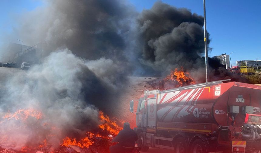 Antalya'da korkutan yangın: Dumanlar gökyüzünü kapladı