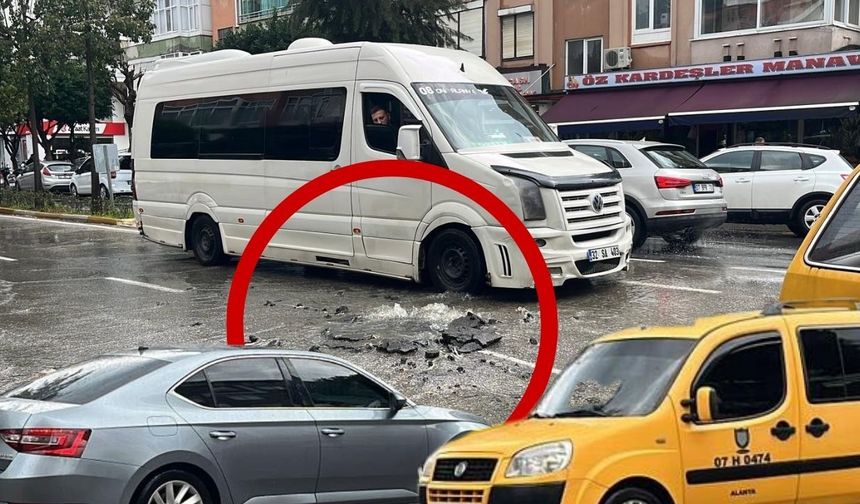 Antalya'da patlayan boru trafiği felç etti