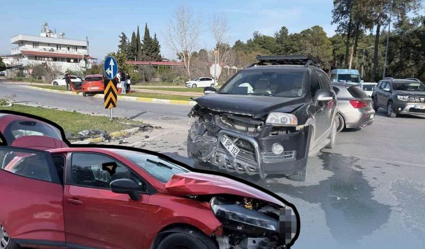 Antalya'da korkutan kavşak kazası! 2 kişi yaralandı