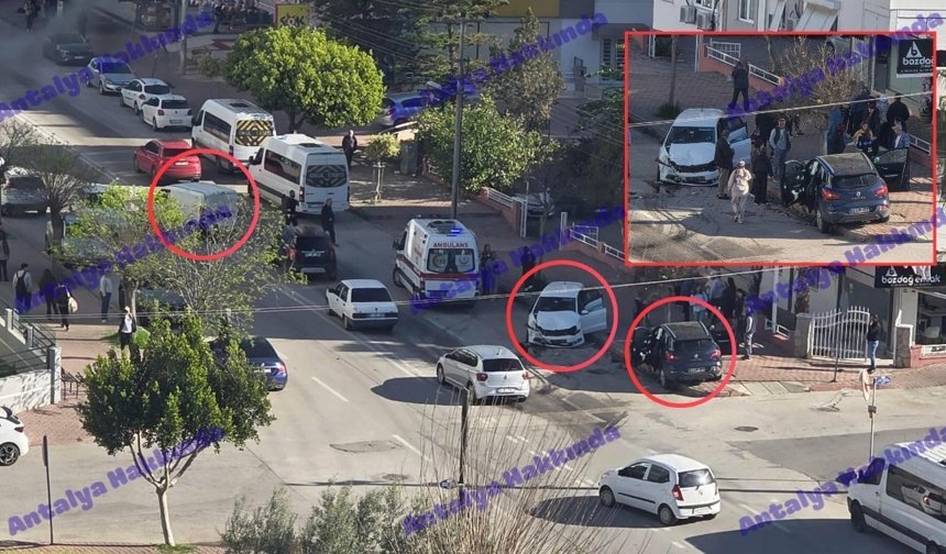 Antalya’da feci kaza: Otomobil ağaca saplandı!