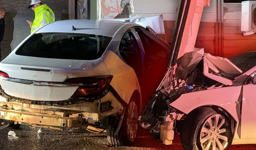 Antalya'da otomobil iş yerine daldı: 3 ağır yaralı