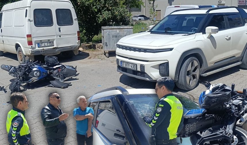 Antalya'da motosiklet otomobile çarptı!  O anlar kamerada