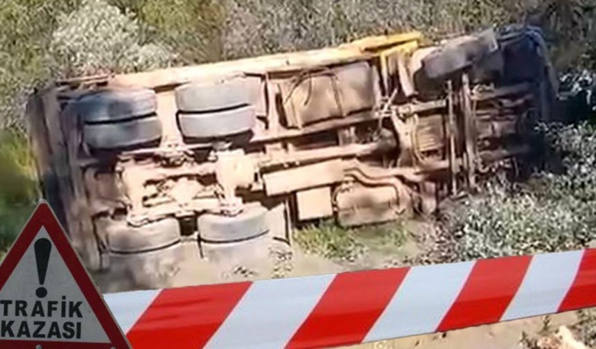 Antalya'da kamyon şarampole yuvarlandı: Sürücü olay yerinde can verdi