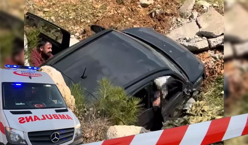 Antalya'da korkunç kaza: Şarampole uçan araçta can pazarı!