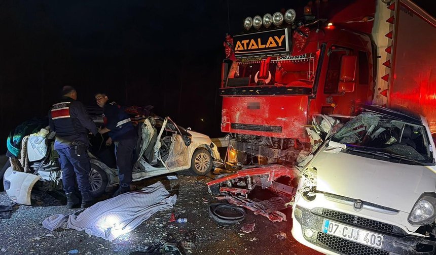 Antalya kara yolunda feci kaza anneyi çocuklarından ayırdı