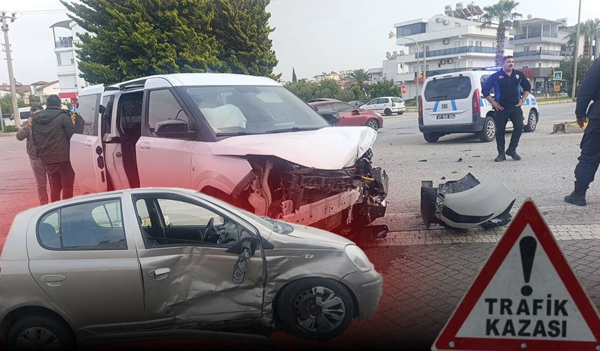 Antalya'da kavşakta feci çarpışma: Otomobil sürücüsü hastaneye kaldırıldı